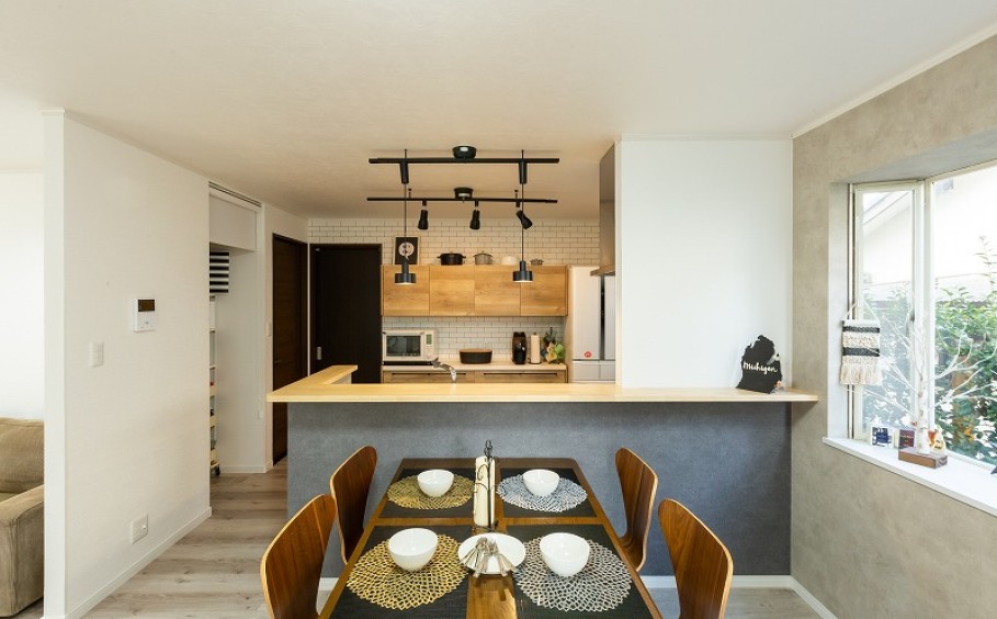 木とアイアンで創るカフェ風インテリア