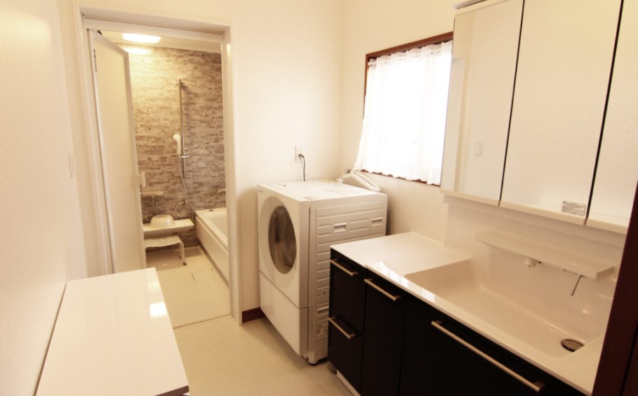 明るくスタイリッシュにコーディネートした洗面・浴室空間